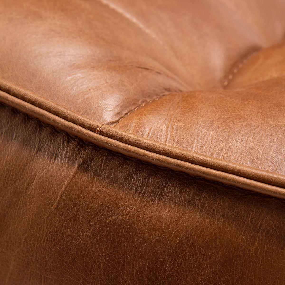 Fauteuil de salon classique en cuir pleine fleur aniline avec assise ergonomique capitonnée