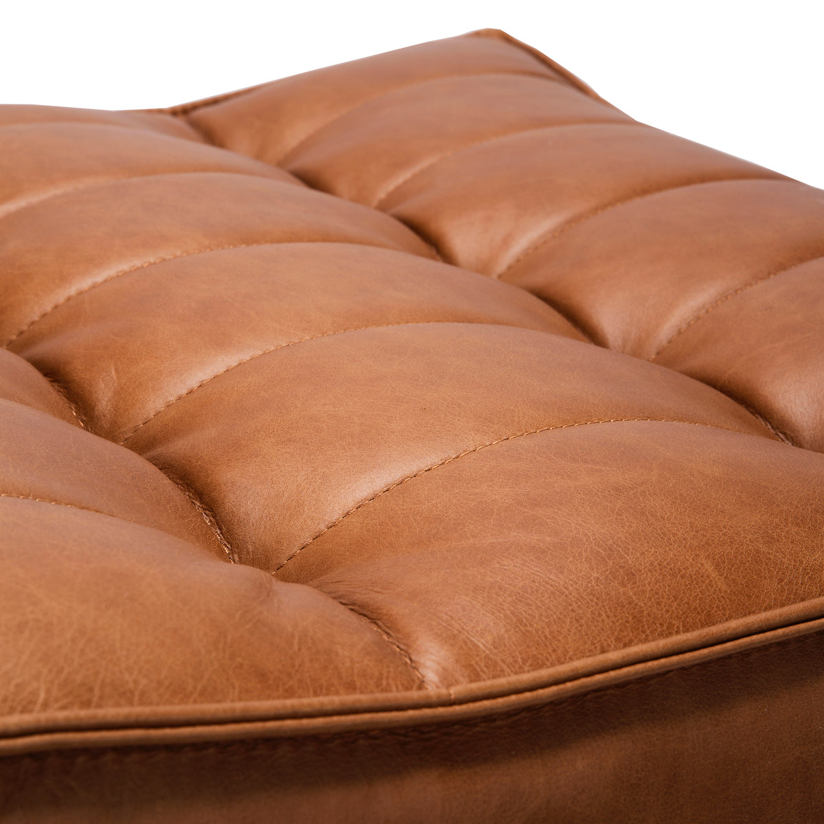 Fauteuil de salon classique en cuir pleine fleur aniline avec assise ergonomique capitonnée