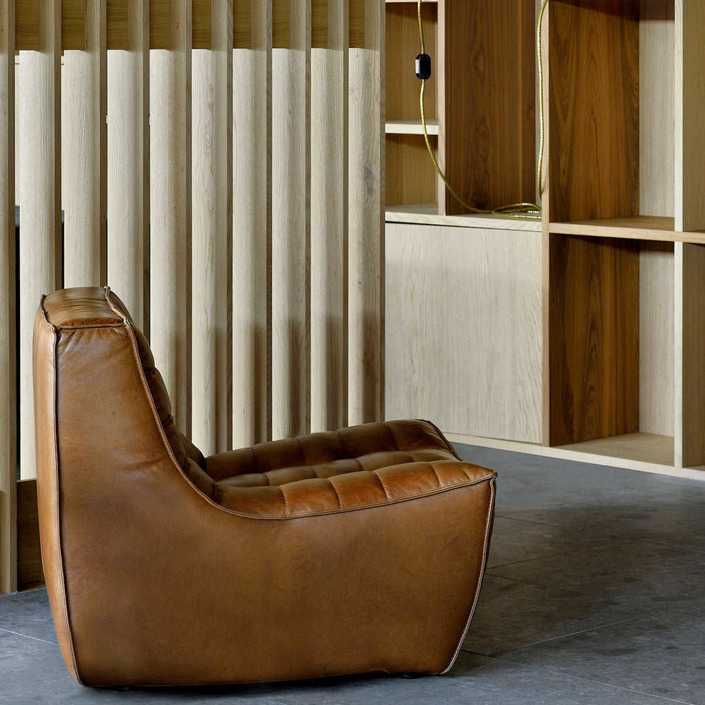 Fauteuil de salon classique en cuir pleine fleur aniline avec assise ergonomique capitonnée
