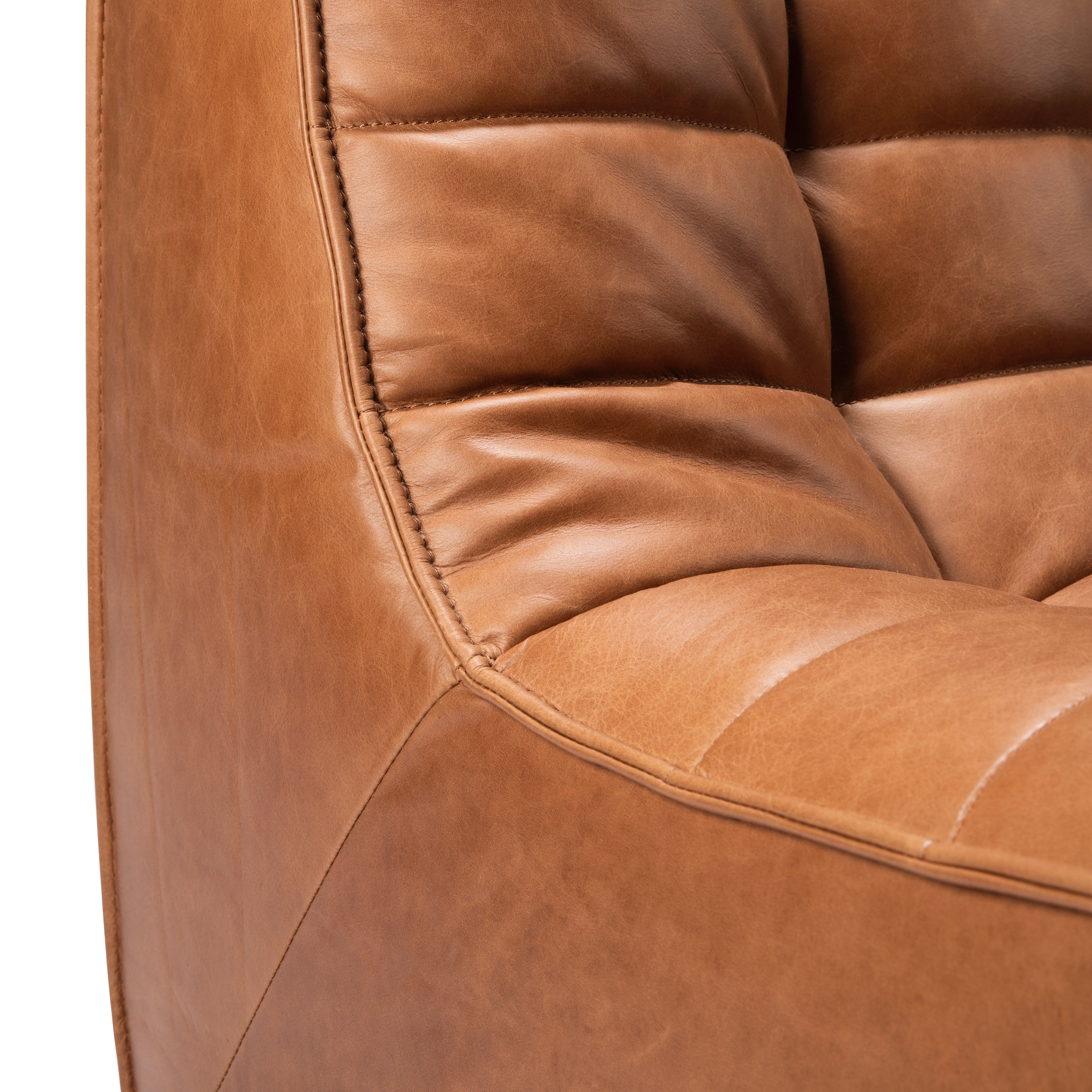 Fauteuil de salon classique en cuir pleine fleur aniline avec assise ergonomique capitonnée