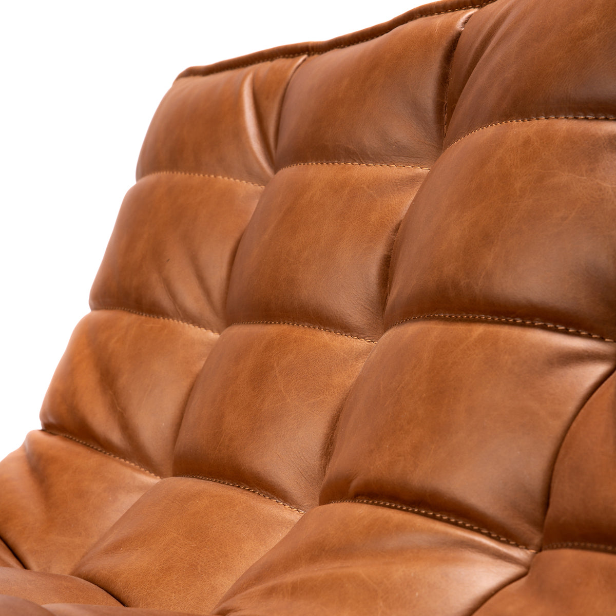 Fauteuil de salon classique en cuir pleine fleur aniline avec assise ergonomique capitonnée