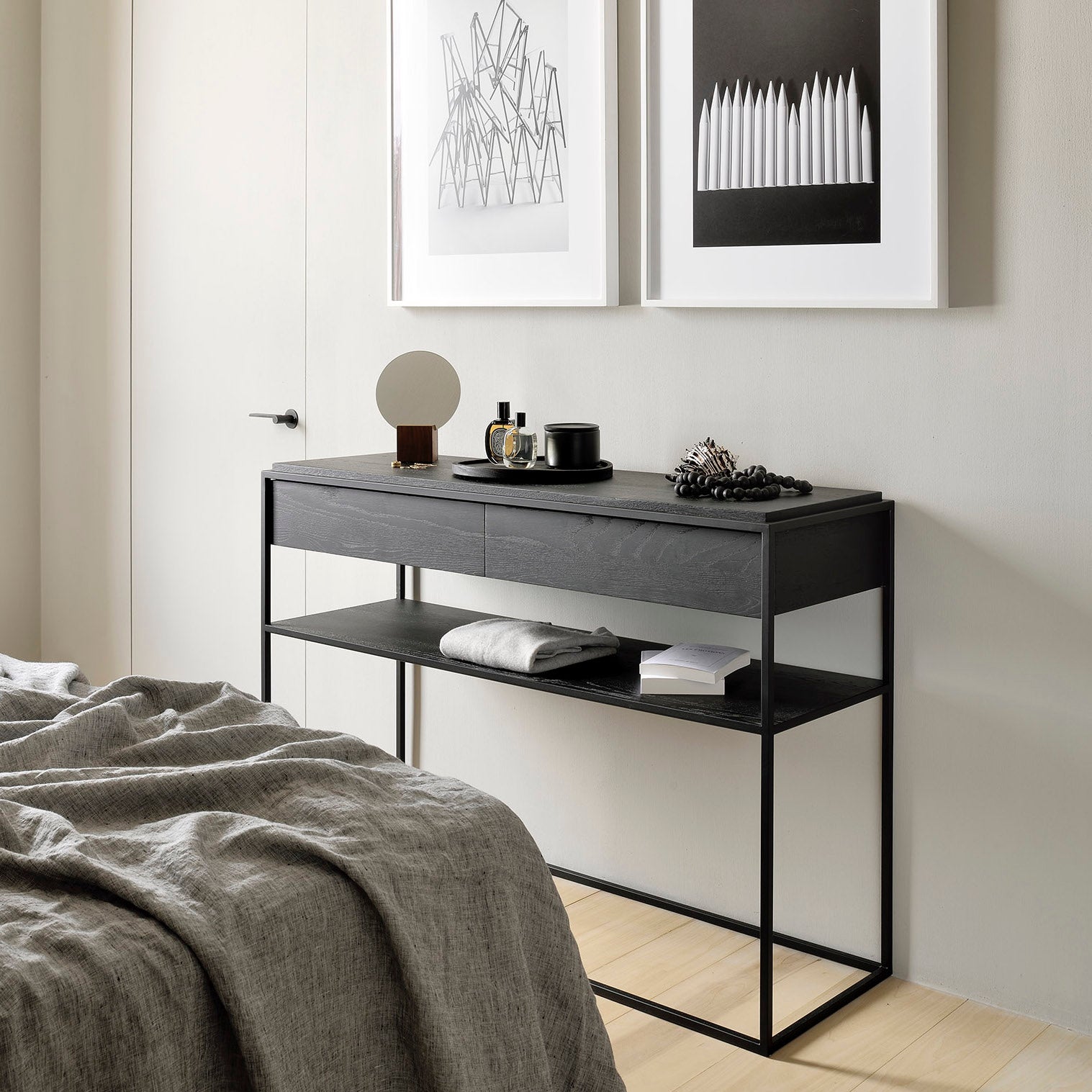 Console en chêne teinté noir contemporaine avec deux tiroirs et piètement en métal pour salon