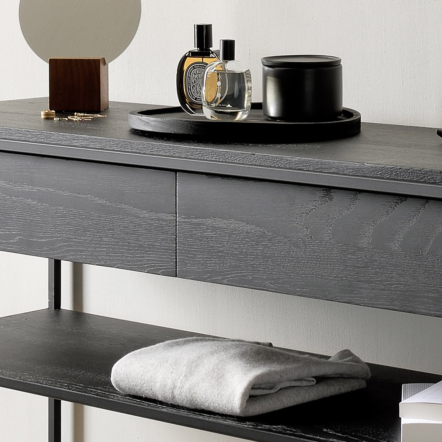 Console en chêne teinté noir contemporaine avec deux tiroirs et piètement en métal pour salon