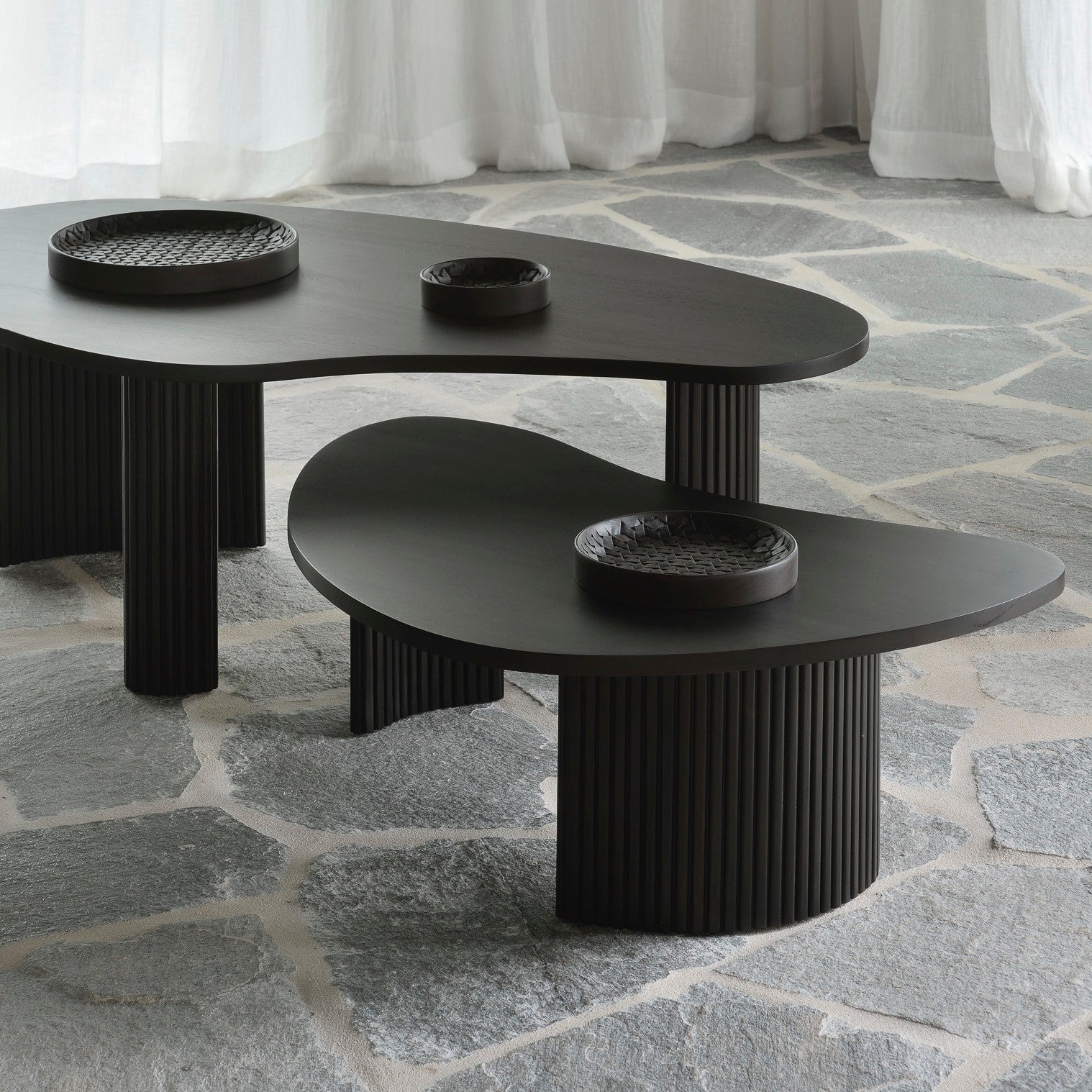 Table basse classique en acajou massif avec plateau gigogne en forme de rognon pour salon