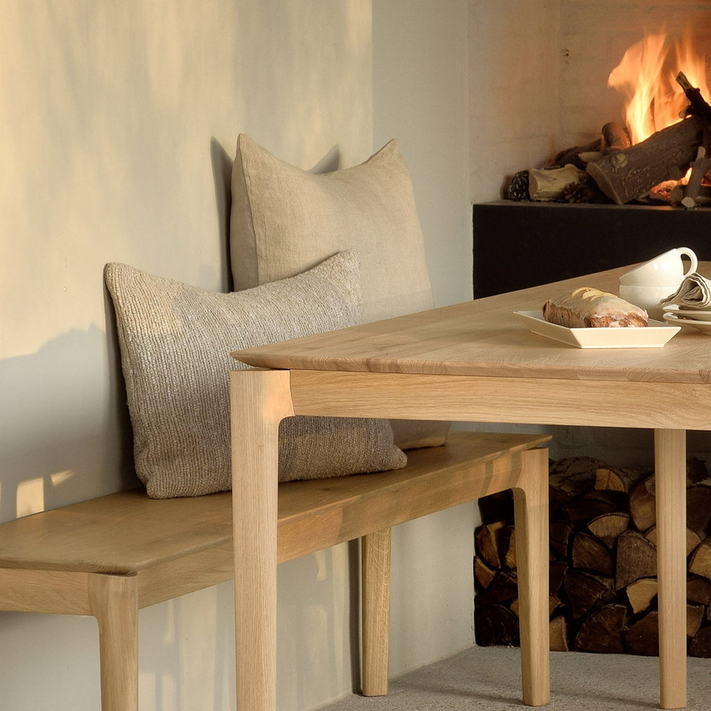 Table à manger scandinave en chêne massif avec pieds fuselés et finition à l'huile-cire pour salle à manger