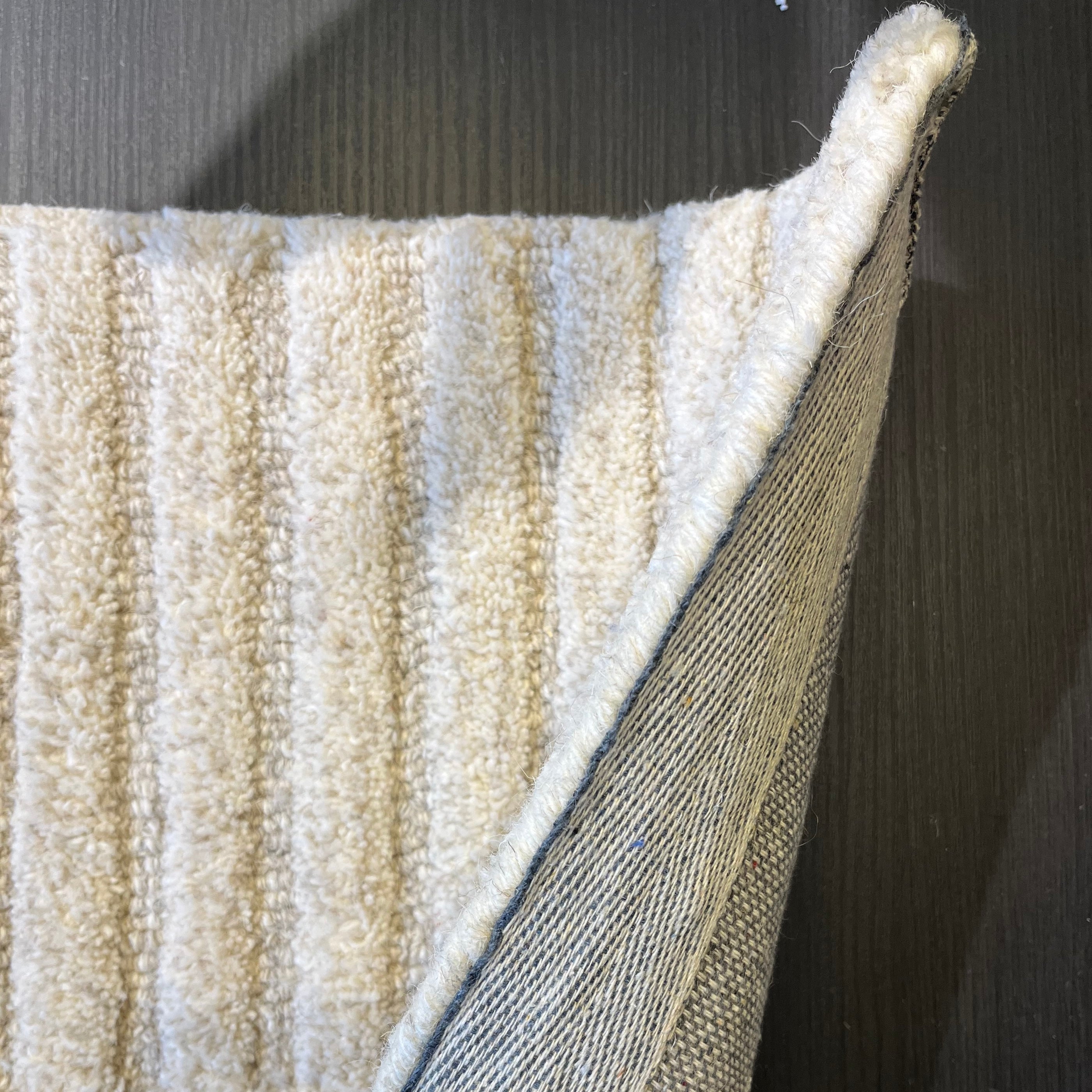 Tapis contemporain 100 % laine à poils coupés courts/longs, avec texture linéaire audacieuse, pour le salon