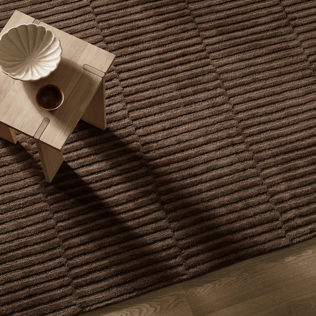 Tapis contemporain 100 % laine à poils coupés courts/longs, avec texture linéaire audacieuse, pour le salon