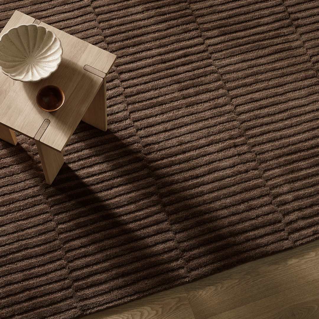 Tapis contemporain 100 % laine à poils coupés courts/longs, avec texture linéaire audacieuse, pour le salon