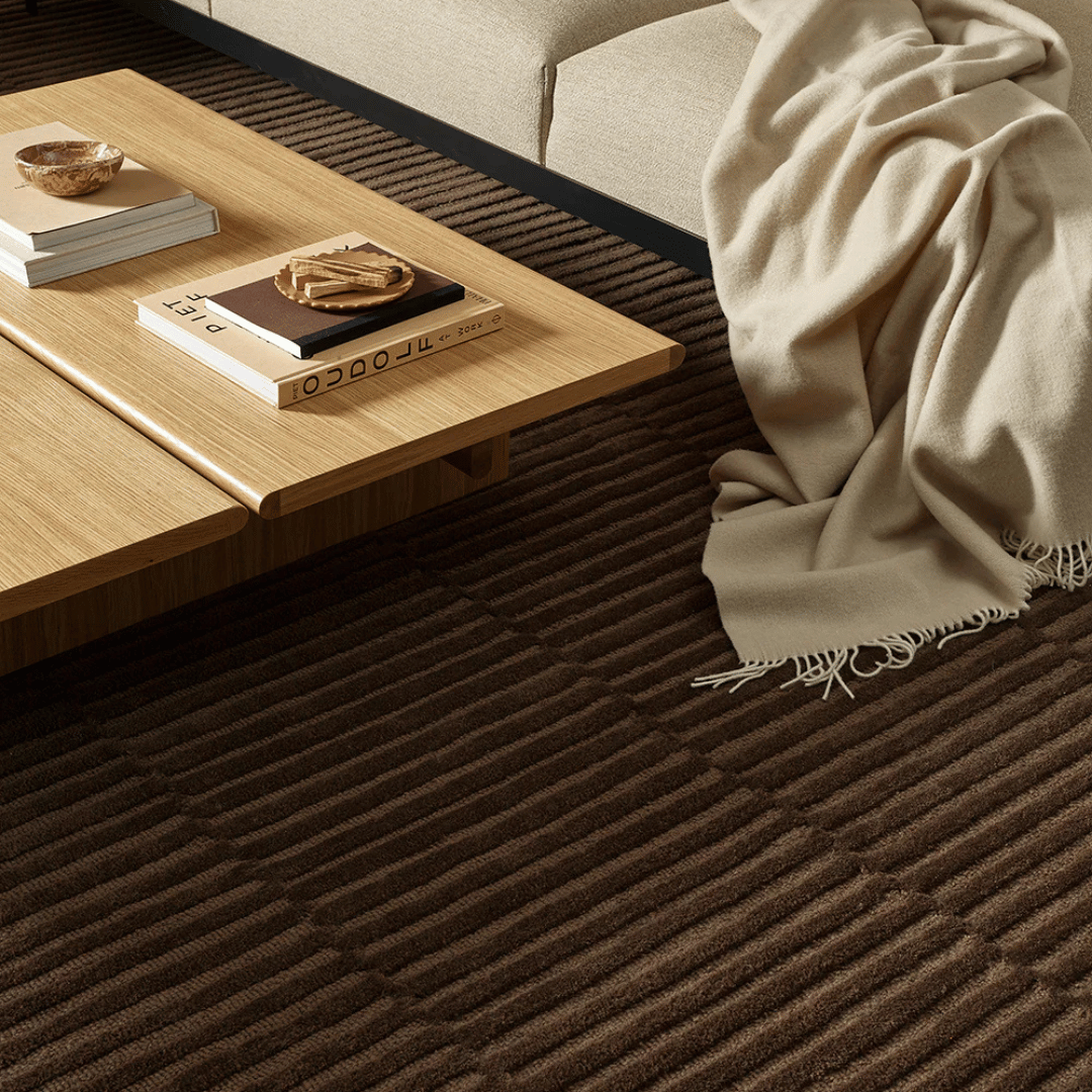 Tapis contemporain 100 % laine à poils coupés courts/longs, avec texture linéaire audacieuse, pour le salon