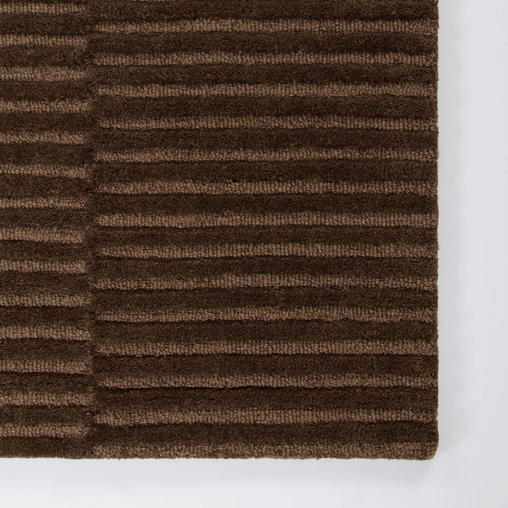 Tapis contemporain 100 % laine à poils coupés courts/longs, avec texture linéaire audacieuse, pour le salon