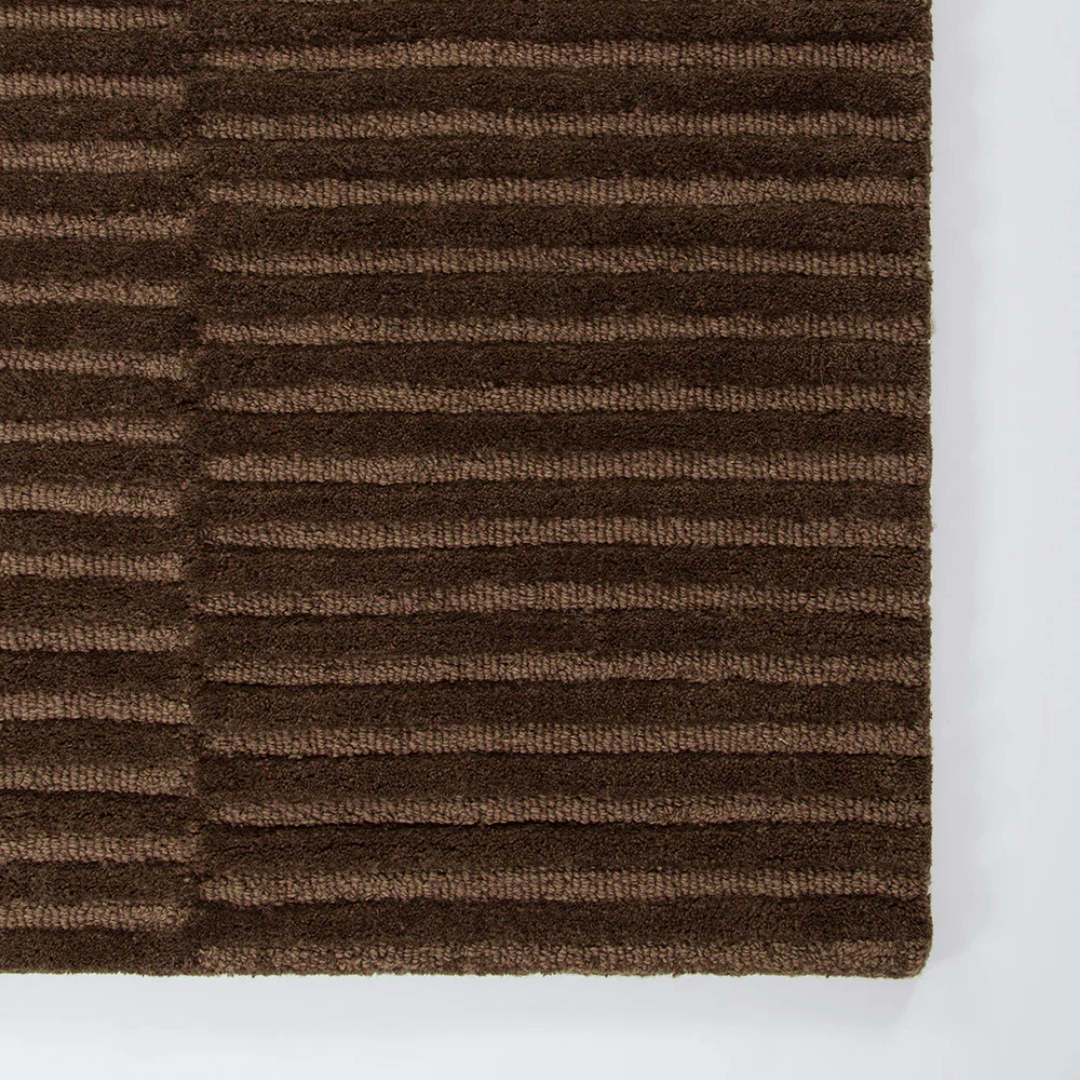 Tapis contemporain 100 % laine à poils coupés courts/longs, avec texture linéaire audacieuse, pour le salon