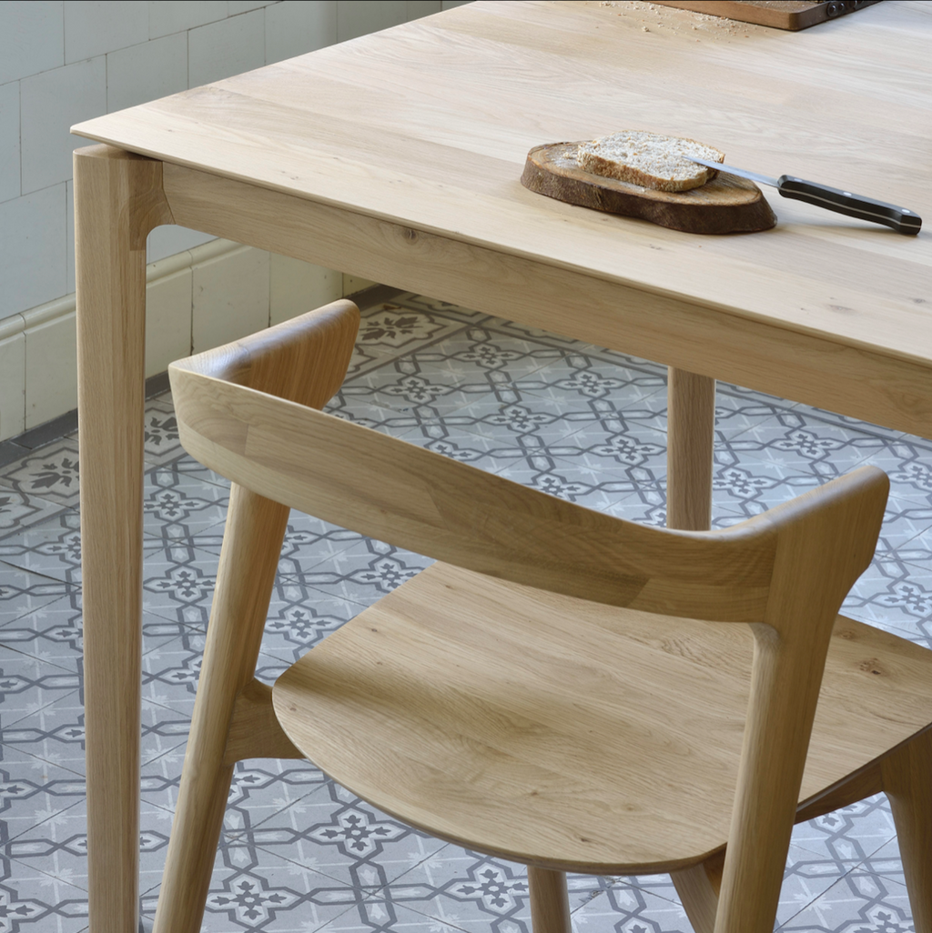 Table à manger scandinave en chêne massif avec pieds fuselés et finition à l'huile-cire pour salle à manger