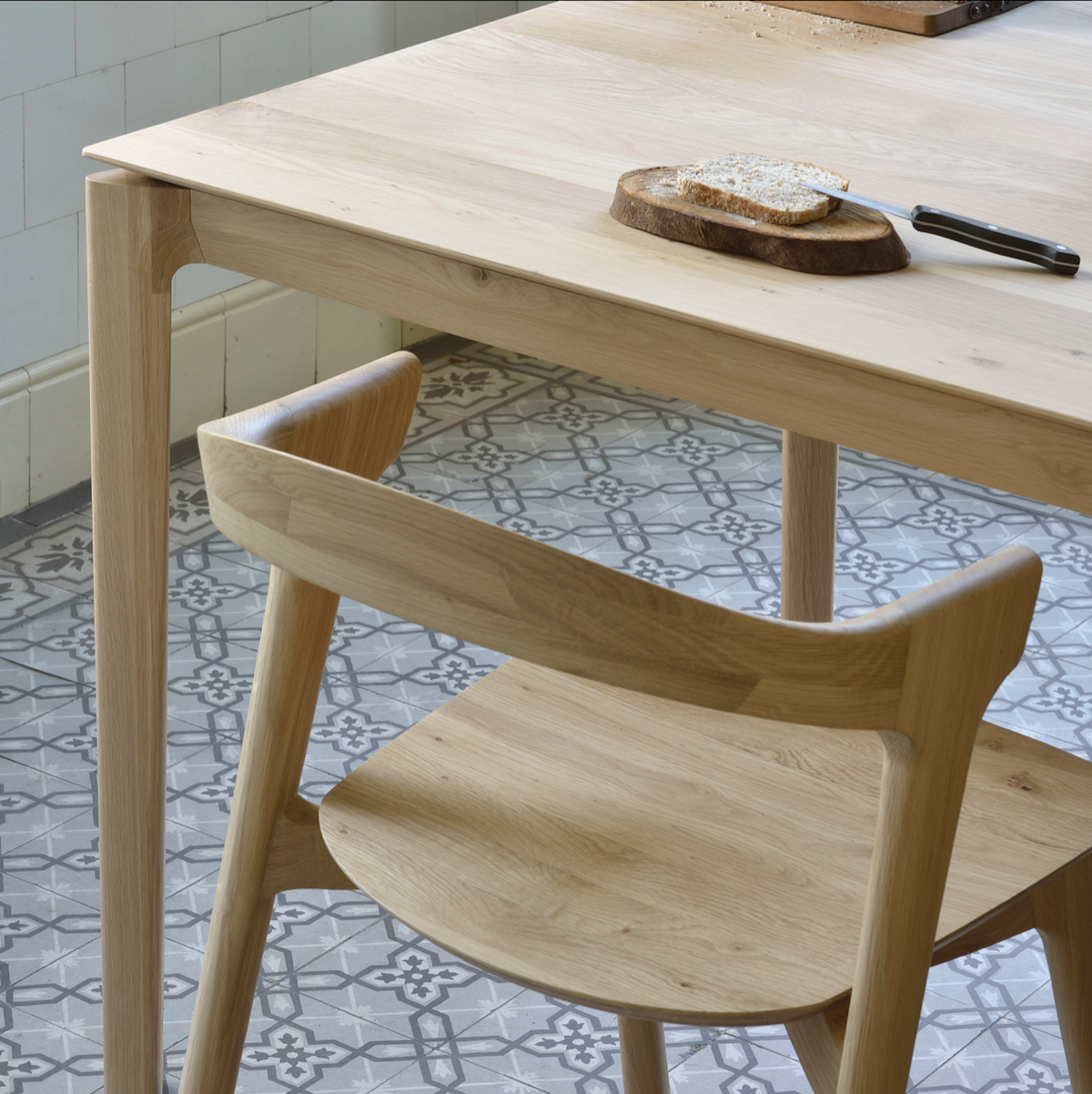 Table à manger scandinave en chêne massif avec pieds fuselés et finition à l'huile-cire pour salle à manger