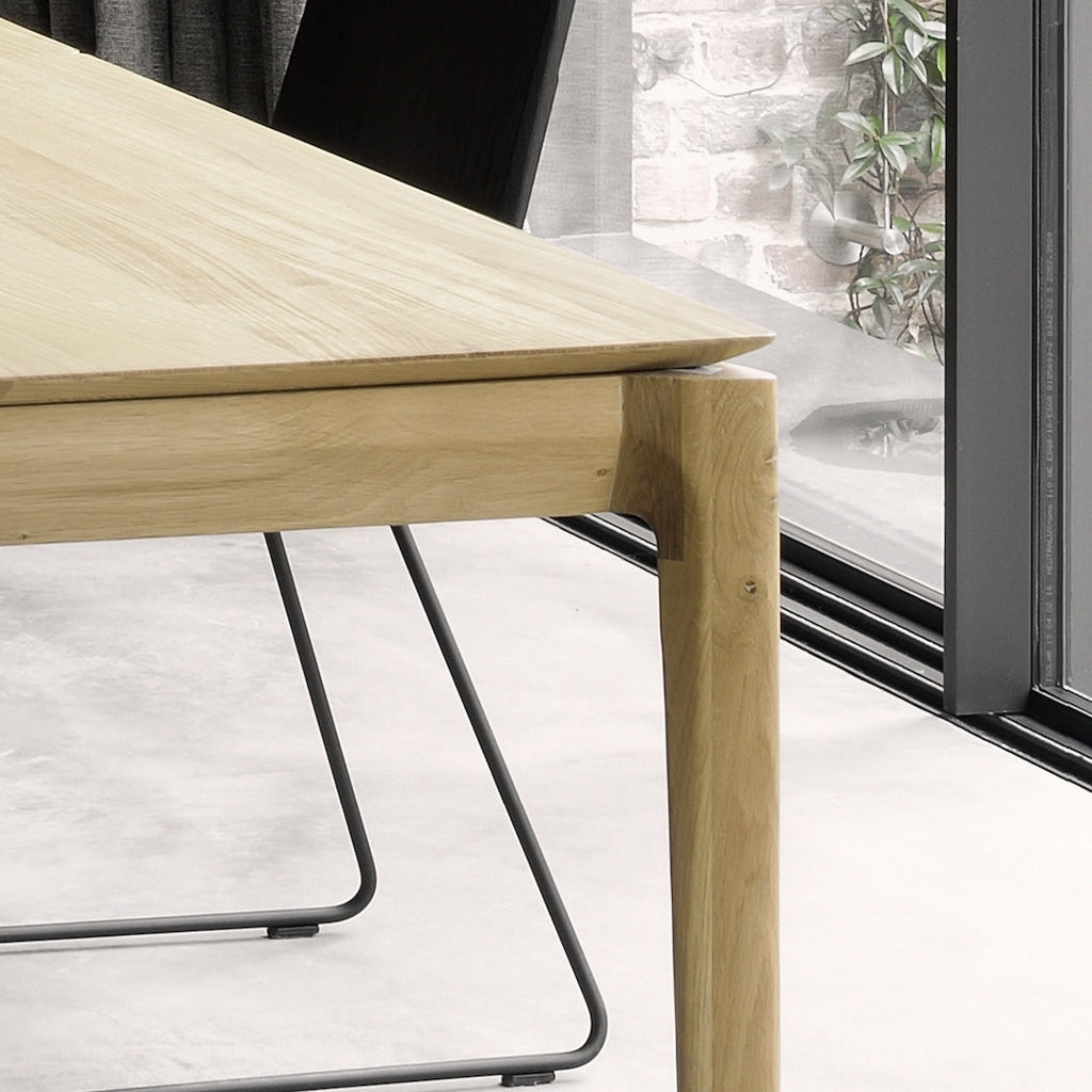 Table à manger scandinave en chêne massif avec pieds fuselés et finition à l'huile-cire pour salle à manger