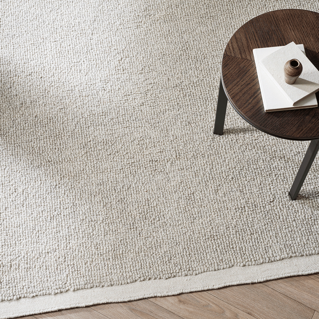 Tapis tissé main en 100 % laine de Nouvelle-Zélande raffinée avec bordure en coton couleur Os pour salon