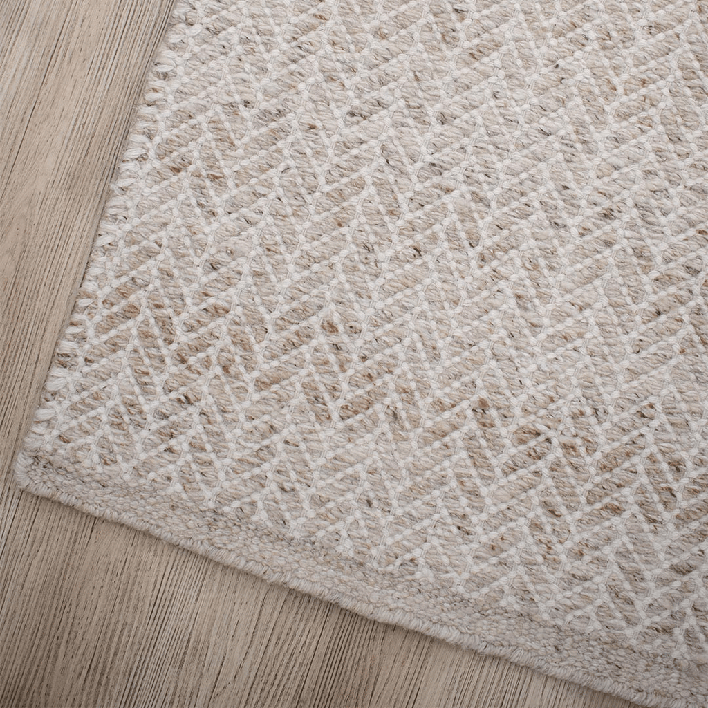 Tapis chevron contemporain 100 % laine tissé à la main, à poils ras, tons neutres sable, pour salon