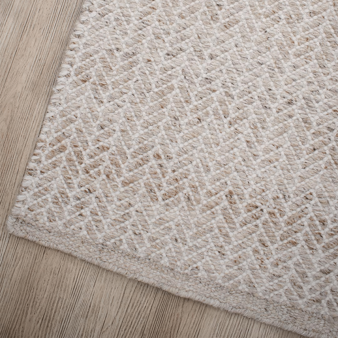 Tapis chevron contemporain 100 % laine tissé à la main, à poils ras, tons neutres sable, pour salon