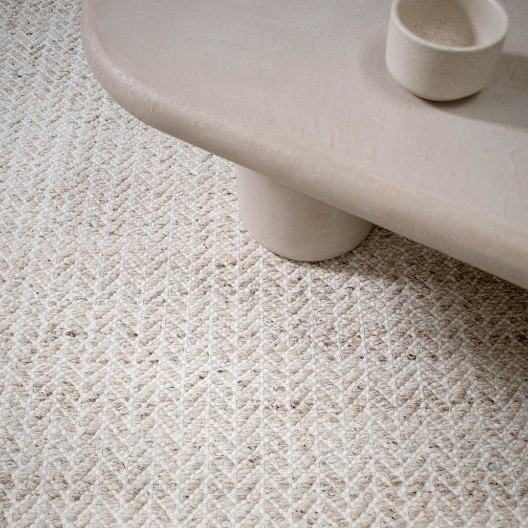 Tapis chevron contemporain 100 % laine tissé à la main, à poils ras, tons neutres sable, pour salon