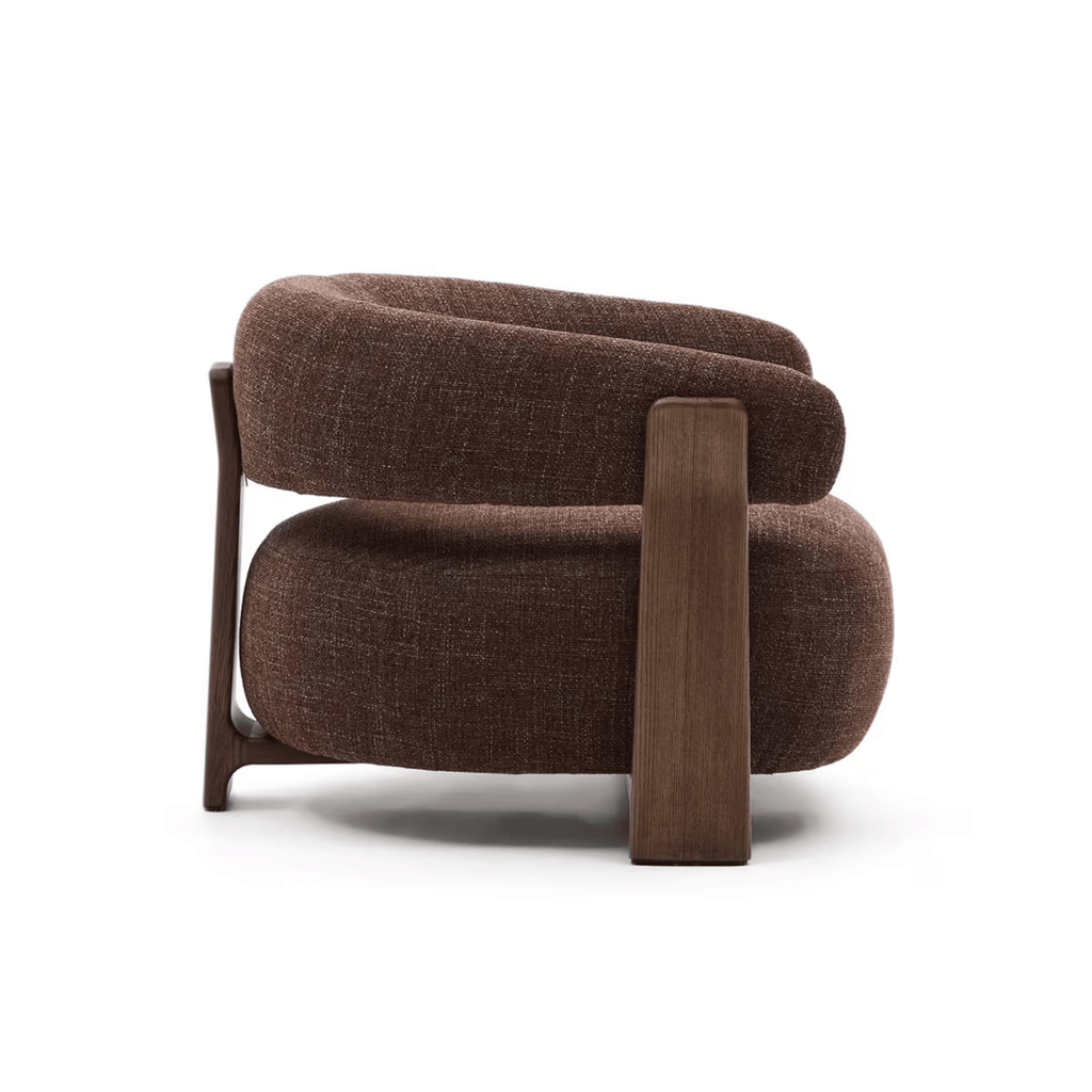Fauteuil en polyester recyclé moderne avec pieds en bois de noyer pour salon