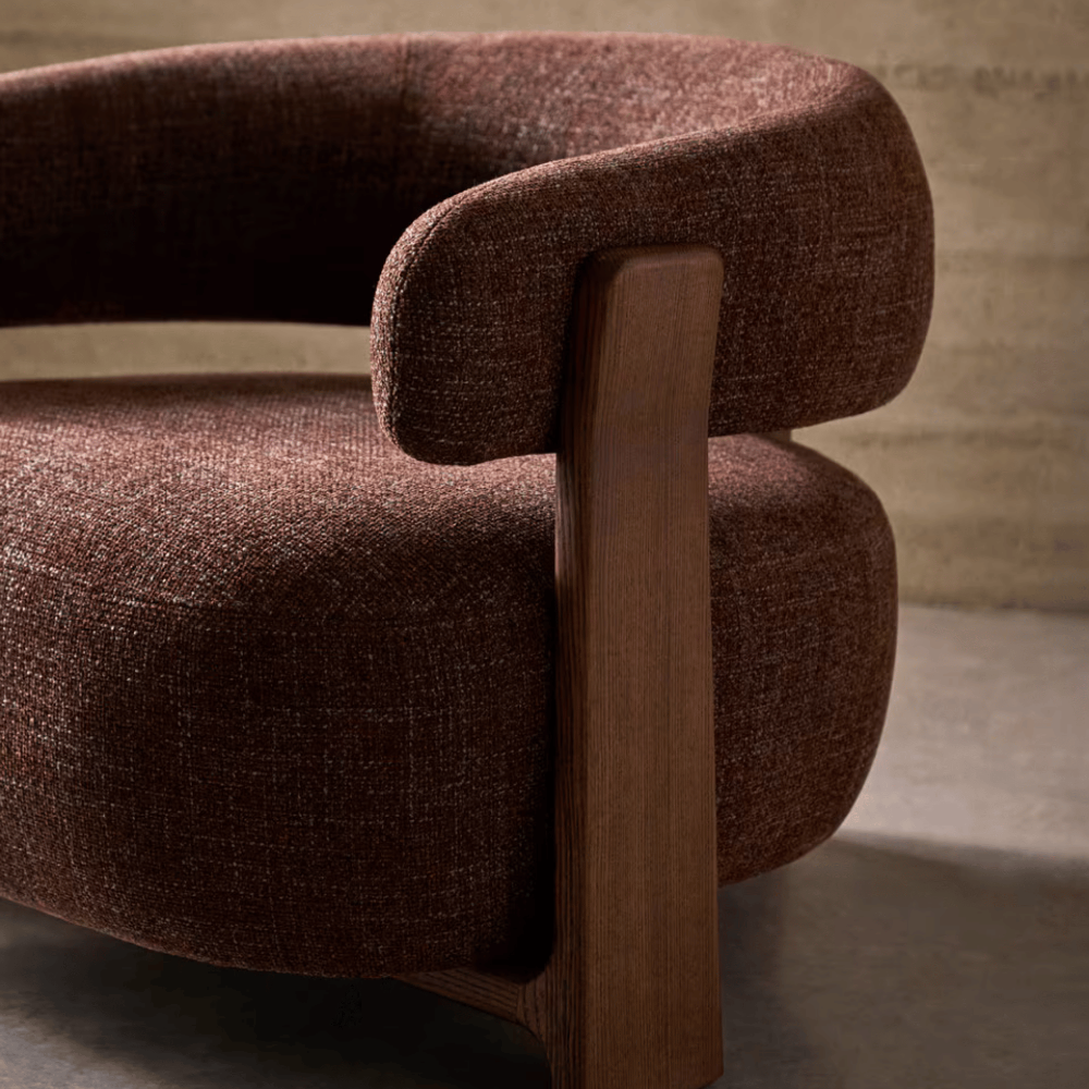 Fauteuil en polyester recyclé moderne avec pieds en bois de noyer pour salon