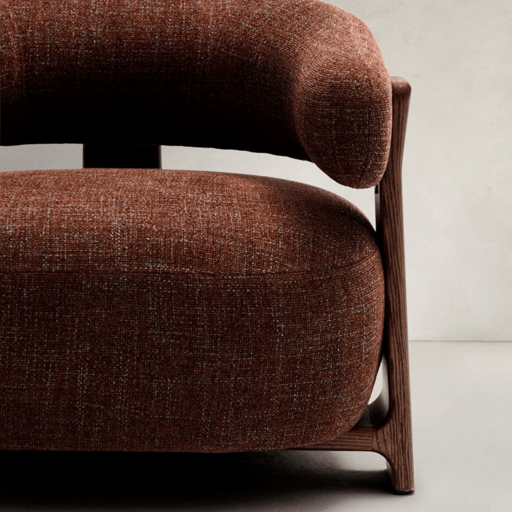 Fauteuil en polyester recyclé moderne avec pieds en bois de noyer pour salon