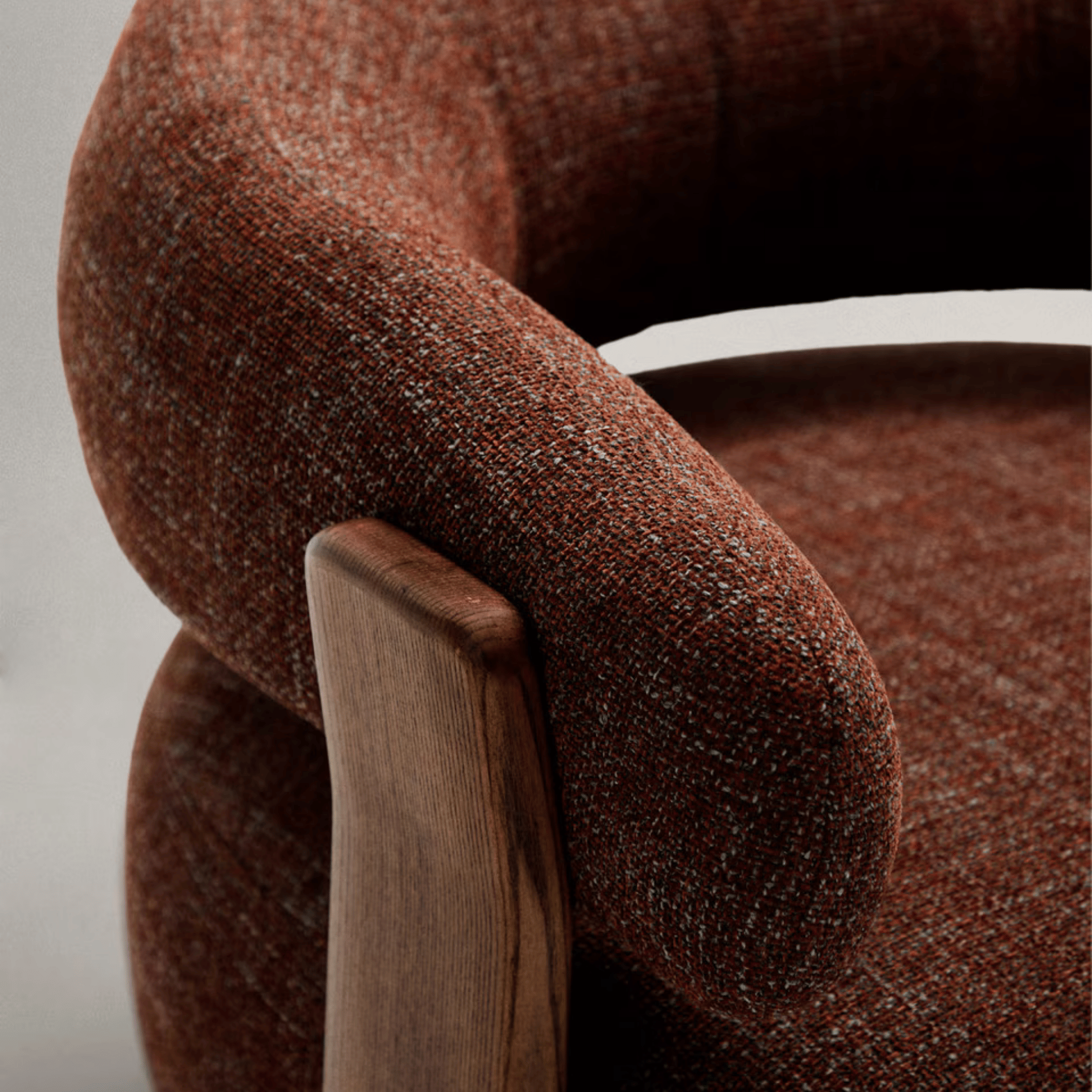 Fauteuil en polyester recyclé moderne avec pieds en bois de noyer pour salon