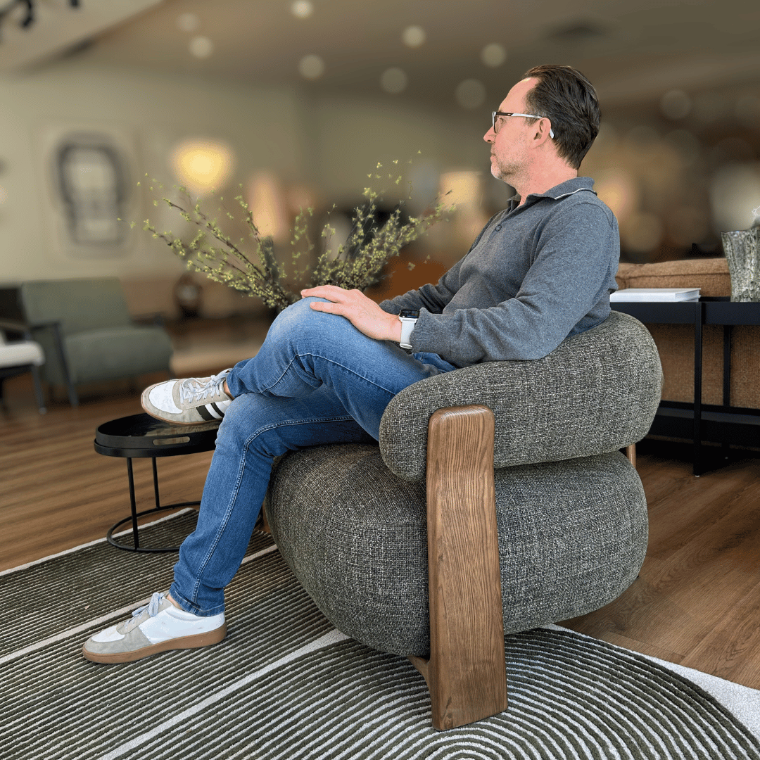Fauteuil en polyester recyclé moderne avec pieds en bois de noyer pour salon