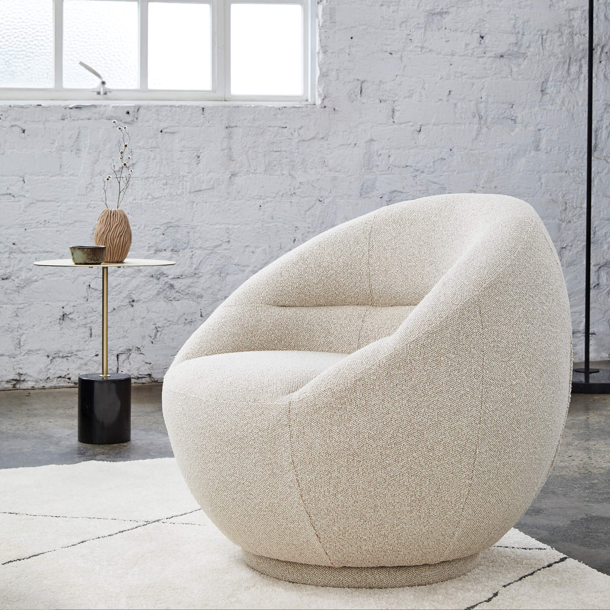 Fauteuil pivotant compact en polyester avec base à retour automatique pour chambre ou salon