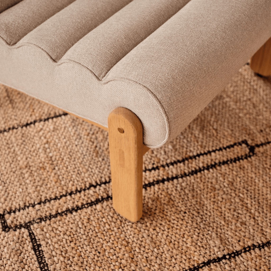 Fauteuil contemporain en polyester bouclé avec cadre tubulaire en chêne arrondi pour le salon
