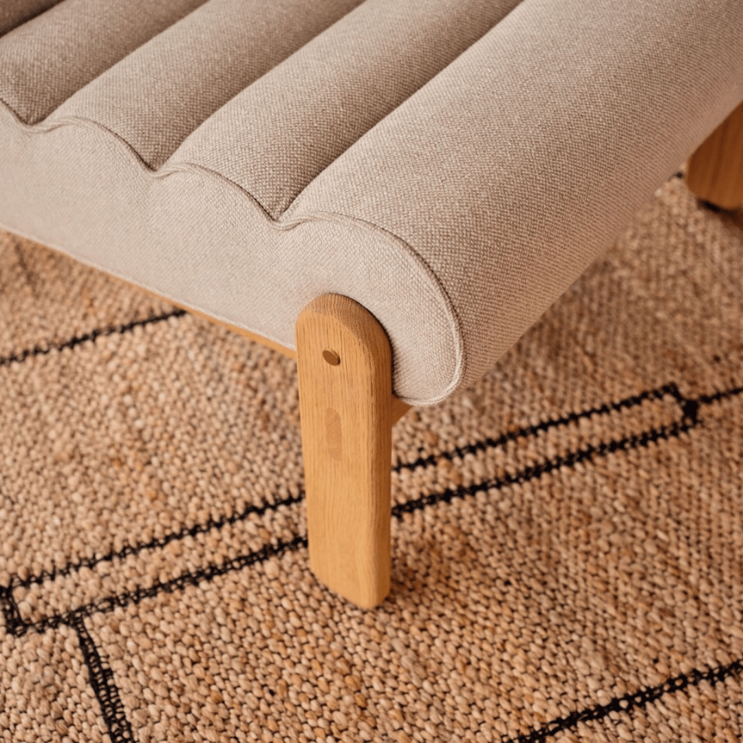 Fauteuil contemporain en polyester bouclé avec cadre tubulaire en chêne arrondi pour le salon