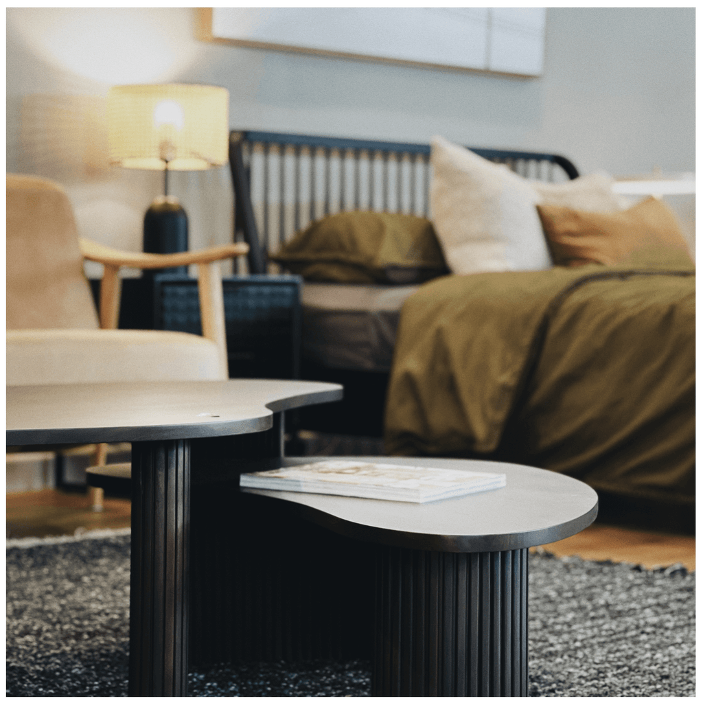 Table basse classique en acajou massif avec plateau gigogne en forme de rognon pour salon