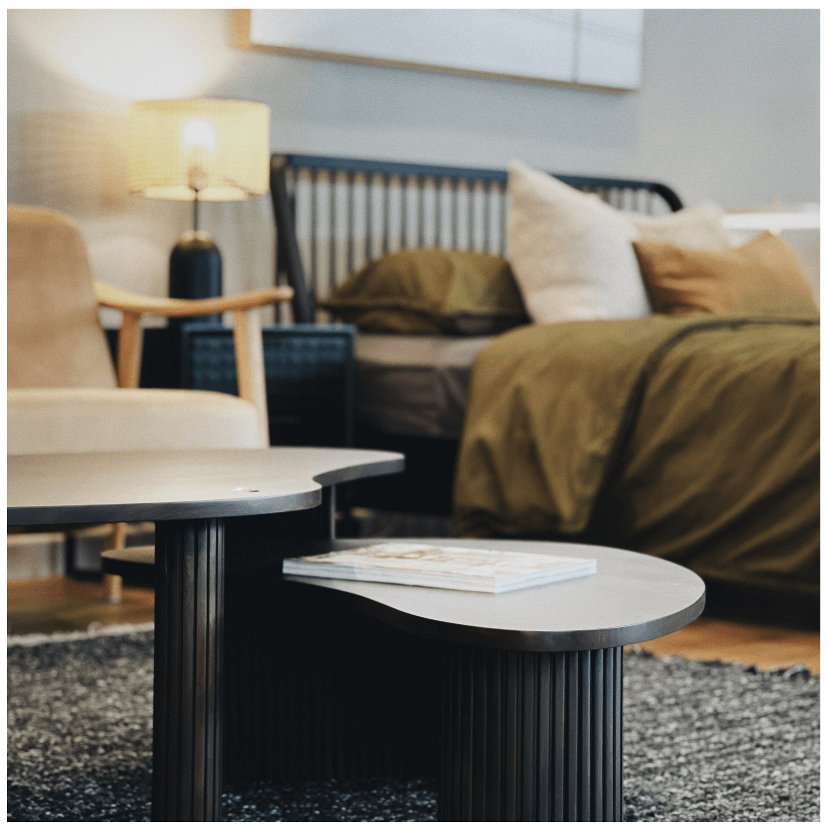 Table basse classique en acajou massif avec plateau gigogne en forme de rognon pour salon