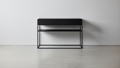 Console en chêne teinté noir contemporaine avec deux tiroirs et piètement en métal pour salon