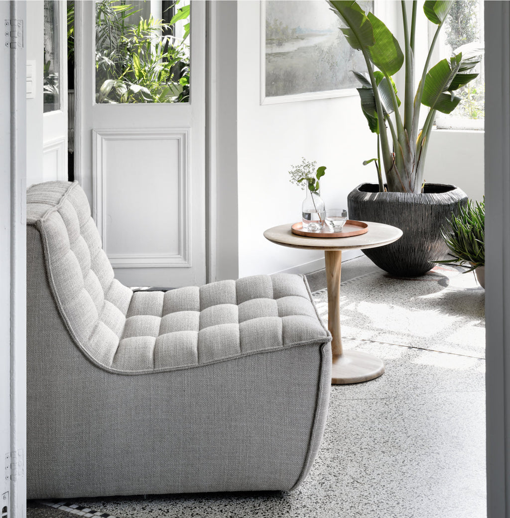 Fauteuil contemporain en polyester-acrylique avec assise capitonnée discrète pour salon