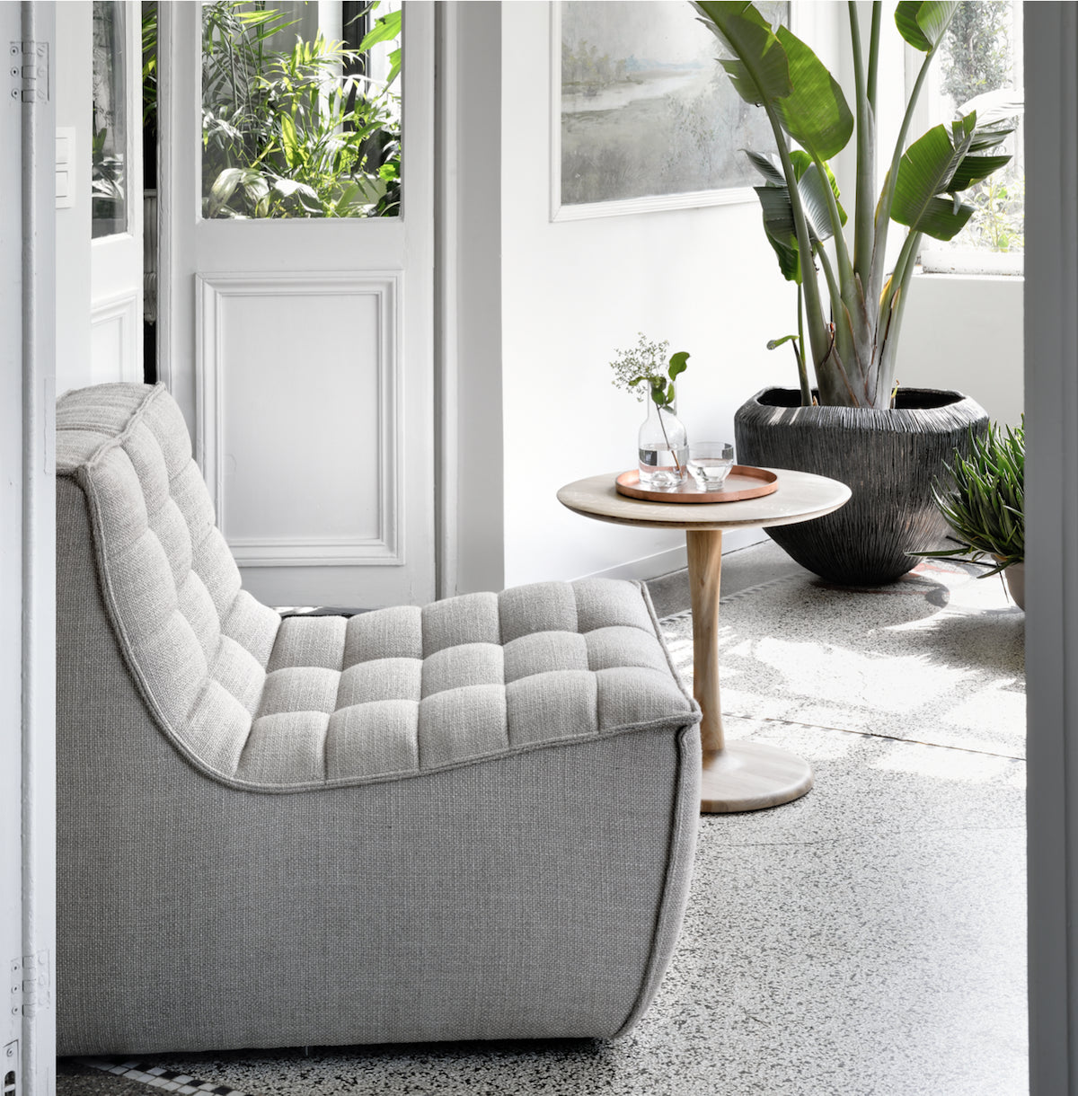 Fauteuil contemporain en polyester-acrylique avec assise capitonnée discrète pour salon