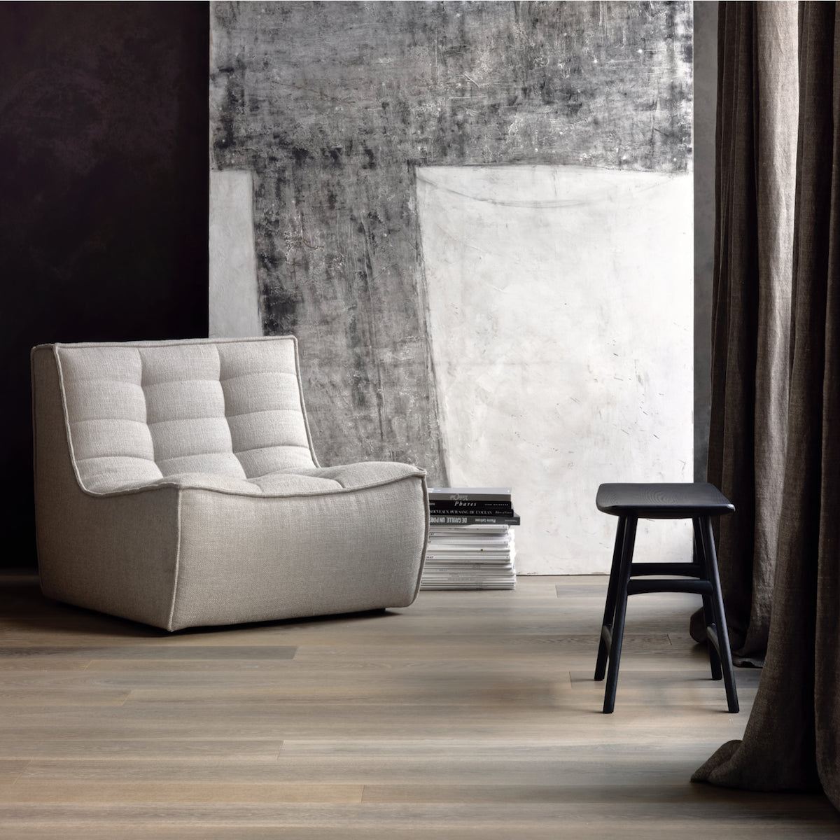 Fauteuil contemporain en polyester-acrylique avec assise capitonnée discrète pour salon