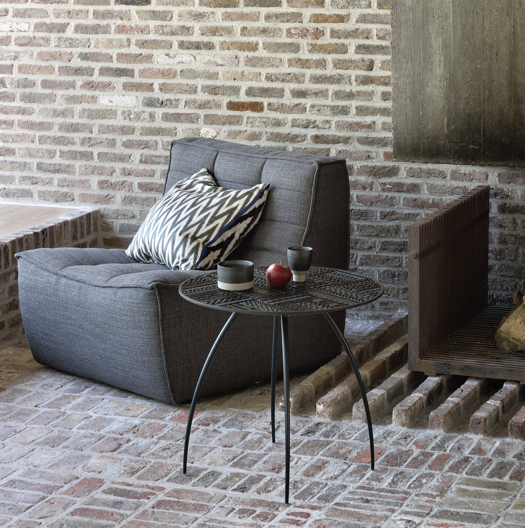 Fauteuil moderne en polyester-acrylique avec assise capitonnée incurvée pour salon