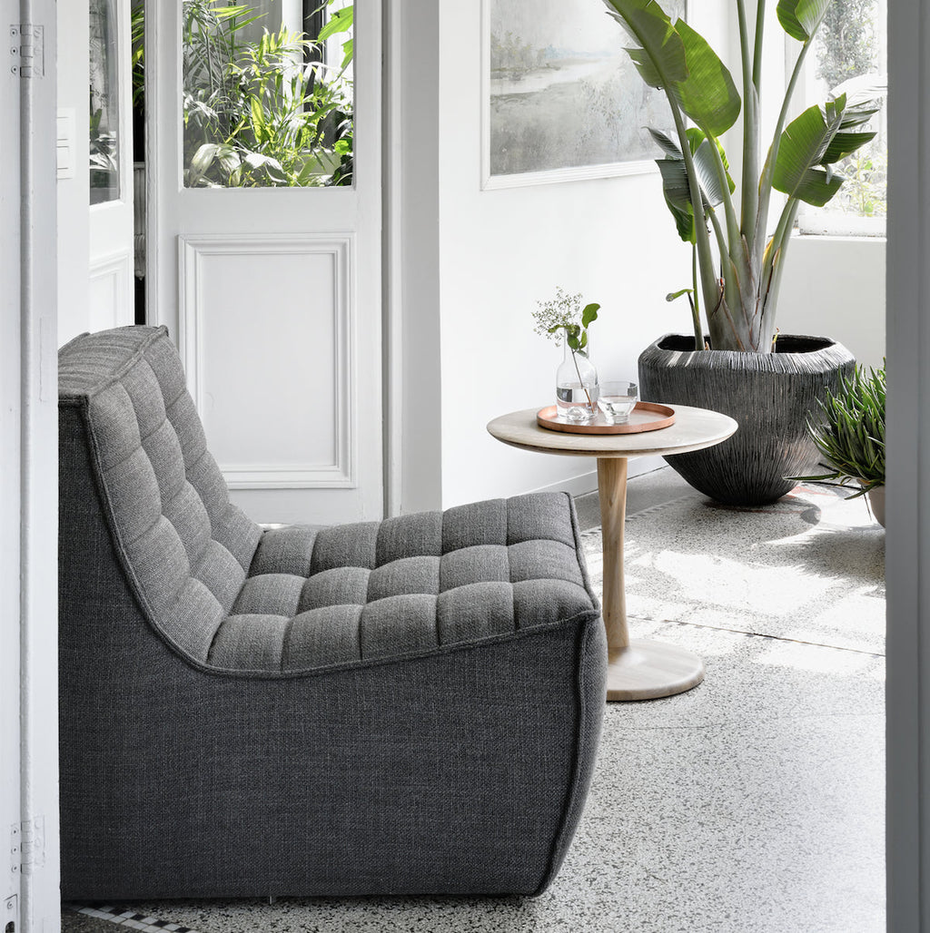 Fauteuil moderne en polyester-acrylique avec assise capitonnée incurvée pour salon