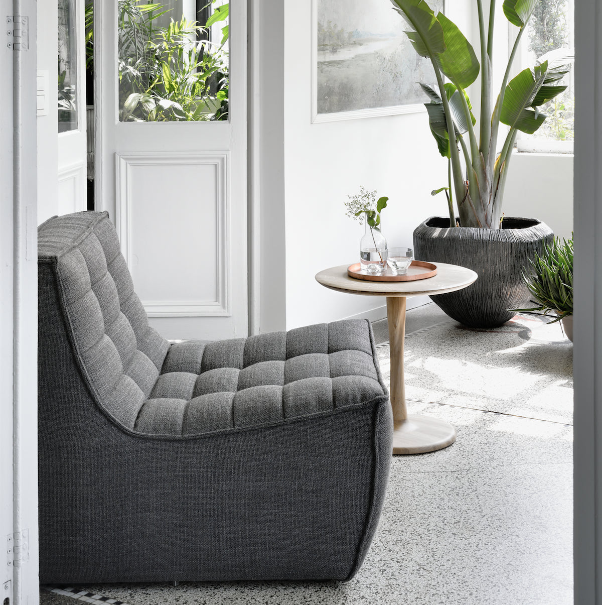 Fauteuil moderne en polyester-acrylique avec assise capitonnée incurvée pour salon