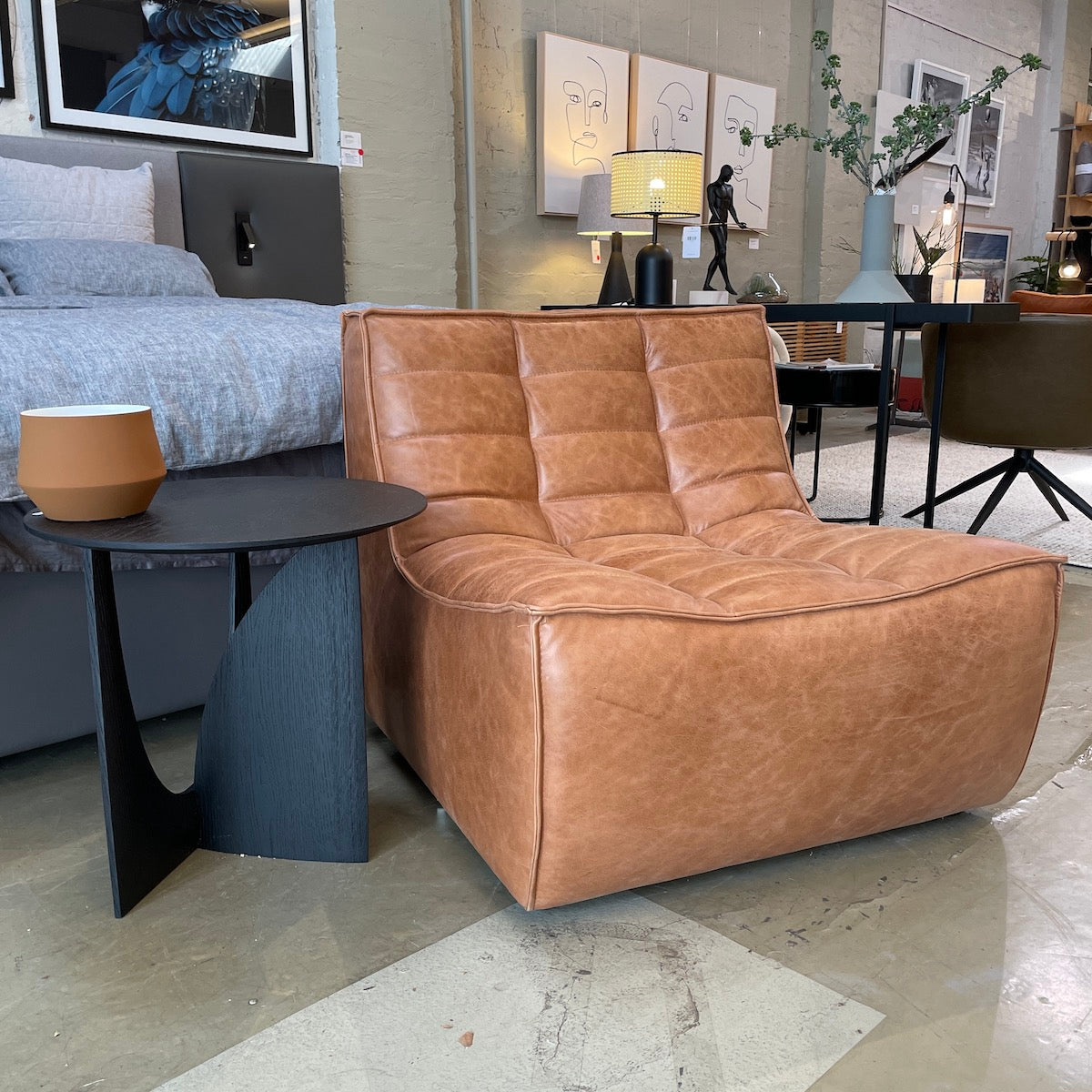 Fauteuil de salon classique en cuir pleine fleur aniline avec assise ergonomique capitonnée
