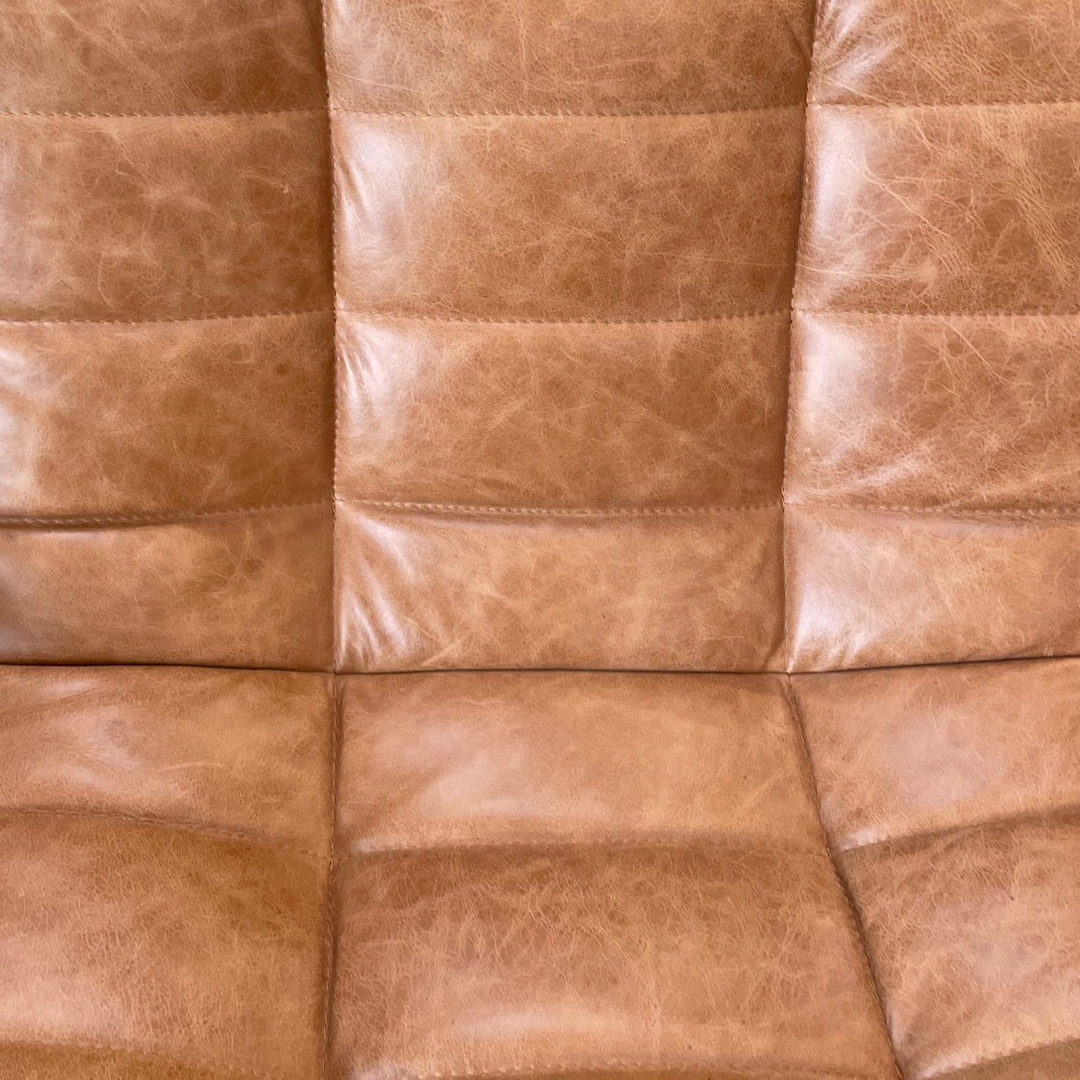 Fauteuil de salon classique en cuir pleine fleur aniline avec assise ergonomique capitonnée