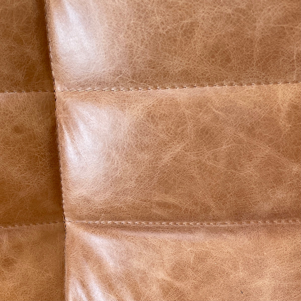 Fauteuil de salon classique en cuir pleine fleur aniline avec assise ergonomique capitonnée
