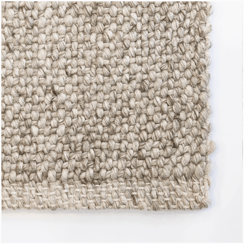 Tapis plat en laine naturelle et viscose avec tissage texturé subtil en galet pour salon