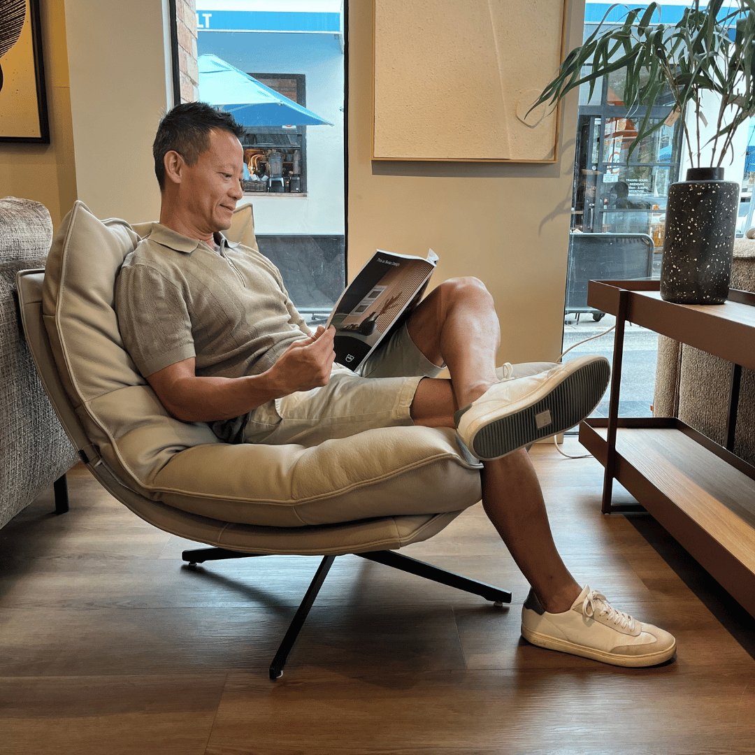 Fauteuil pivotant moderne en cuir pleine fleur avec base métallique rotative à 360° pour salon