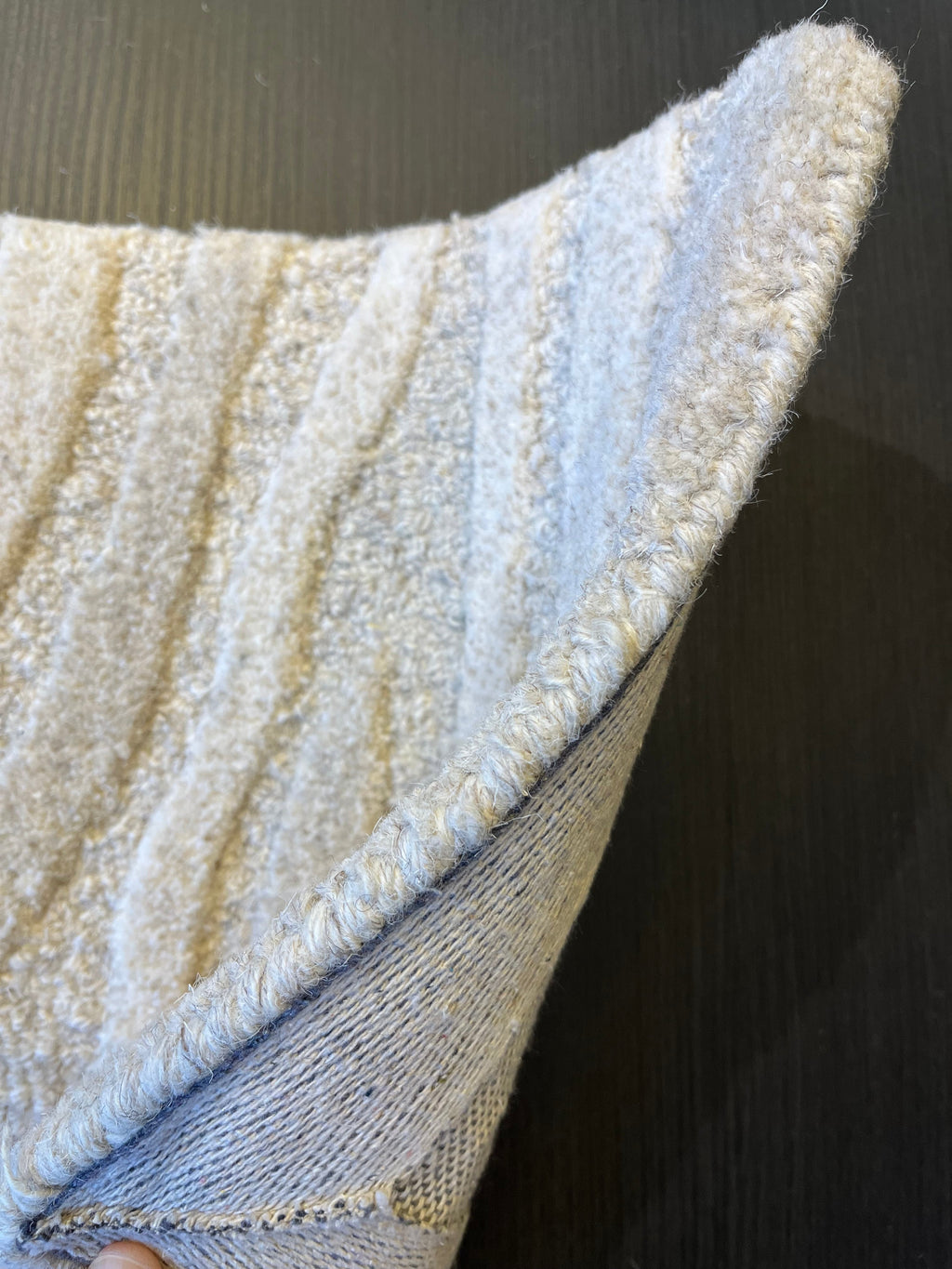 Tapis 100 % laine tufté à la main Coastal avec motif à courbes organiques pour salon