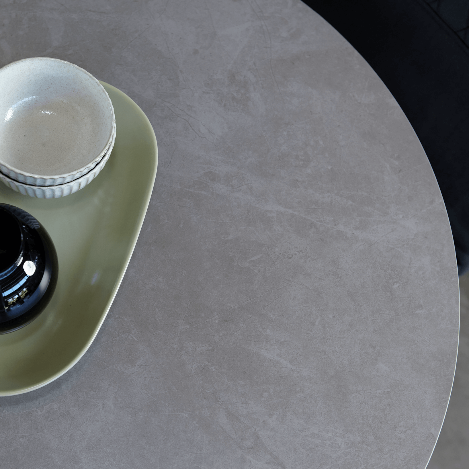 Table à manger extensible contemporaine en céramique avec mécanisme d'extension caché pour salle à manger