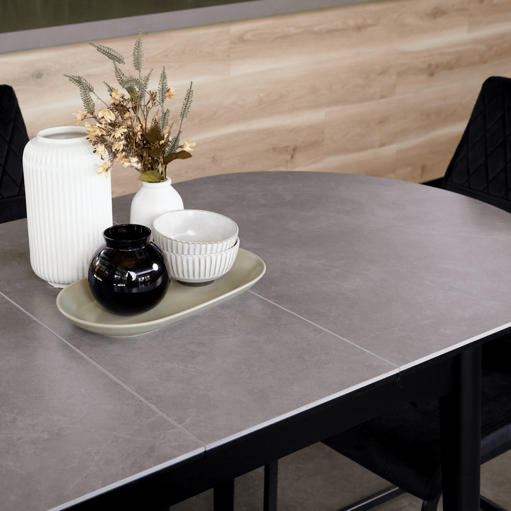 Table à manger extensible contemporaine en céramique avec mécanisme d'extension caché pour salle à manger