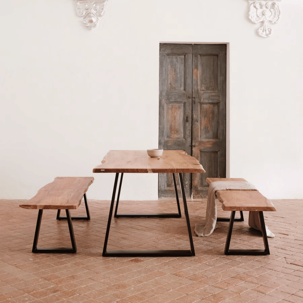 Table de salle à manger rustique en acacia massif à bords bruts avec pieds en acier peint