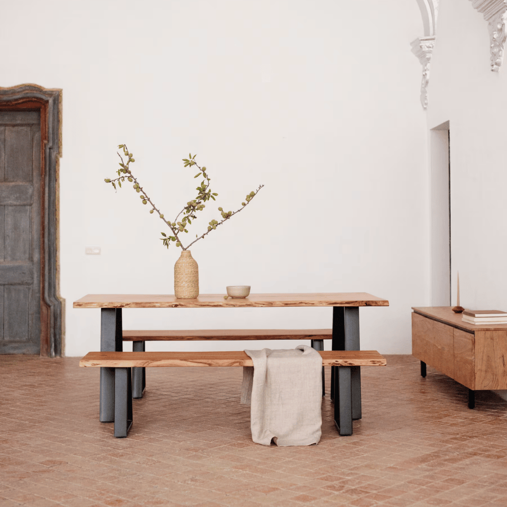 Table de salle à manger rustique en acacia massif à bords bruts avec pieds en acier peint