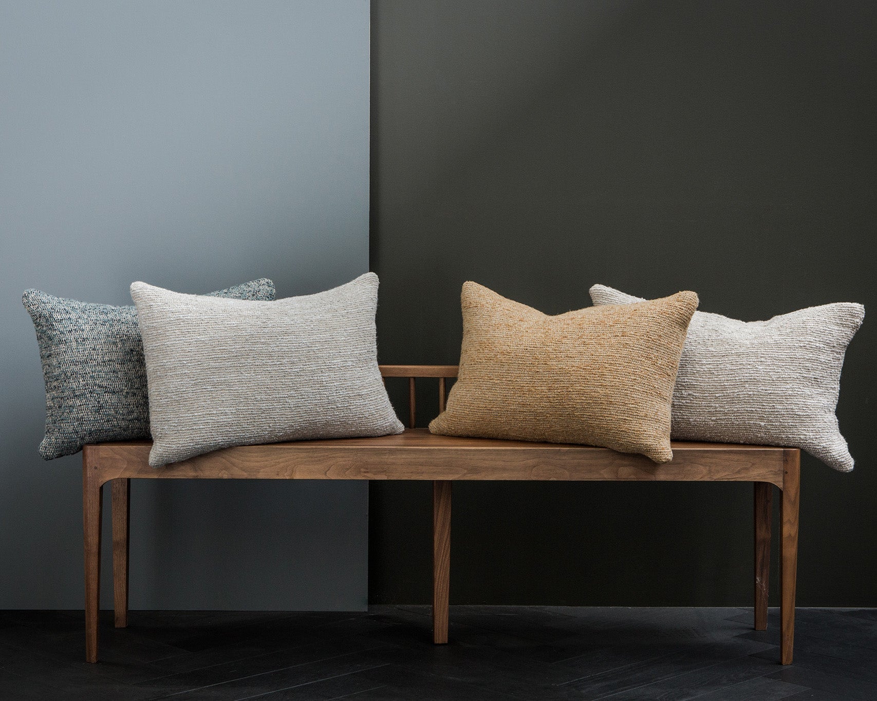 Banc scandinave en chêne massif avec design inspiré des fuseaux pour chambre ou couloir